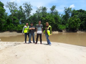 di pinggir pedalaman sungai kahayan, kayak pasir pantai