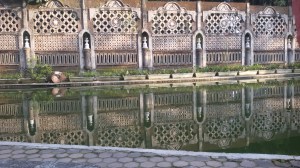 Novan dan tina di kolam masjid Tiban