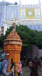 Penampakan depan masjid tiban