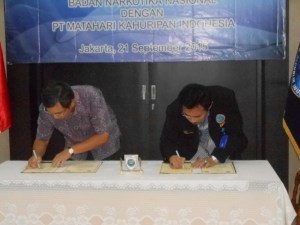 The Moment of Signing MOU. Left is Director of PT. Matahari Kahuripan Indonesia, Mr. Sony Tjandrahusada and right is Deputy Pencegahan BNN, Dr. Antar Sianturi, MBA